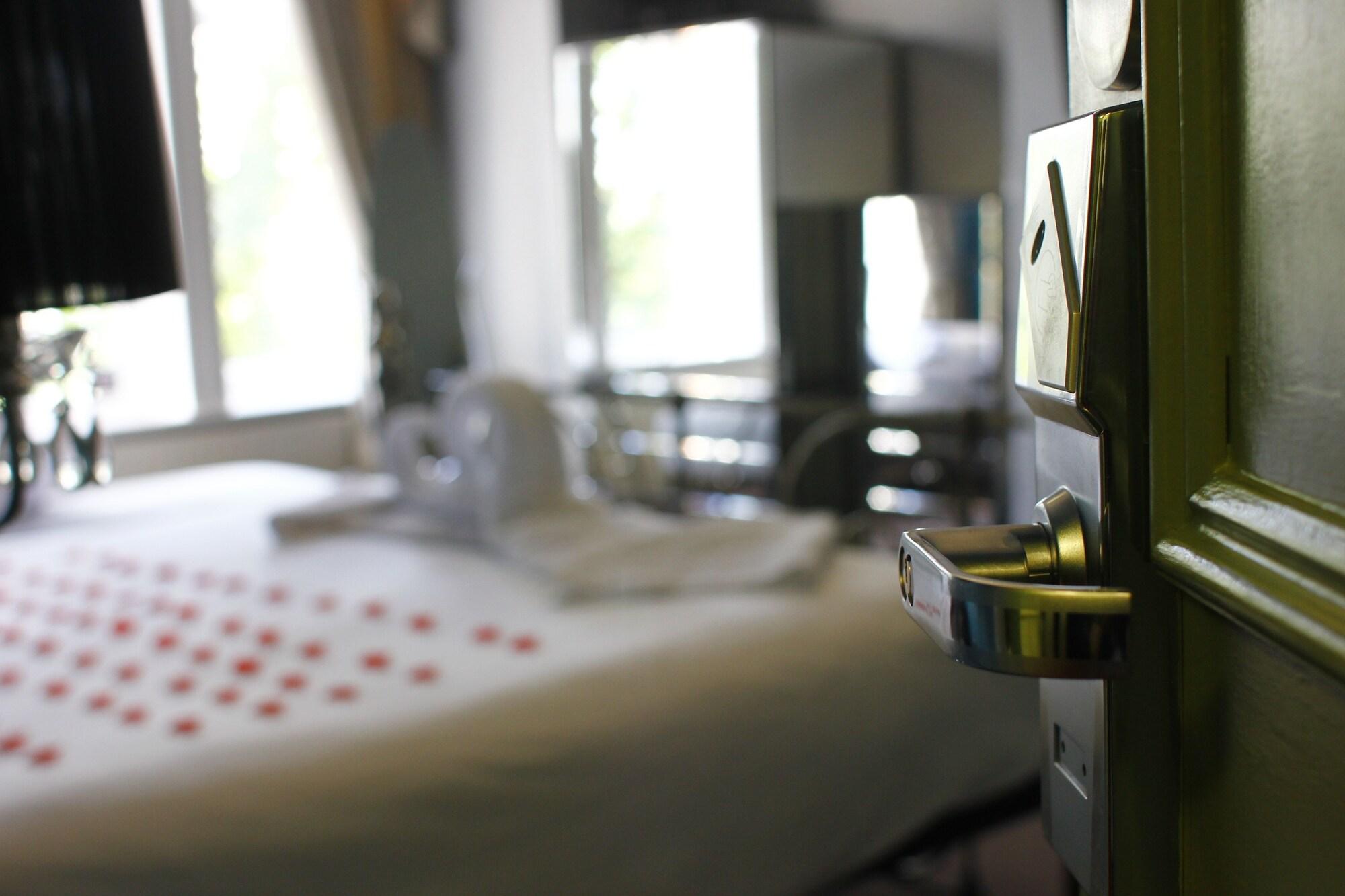 The Victoria Hotel Manchester By Compass Hospitality Олдъм Екстериор снимка
